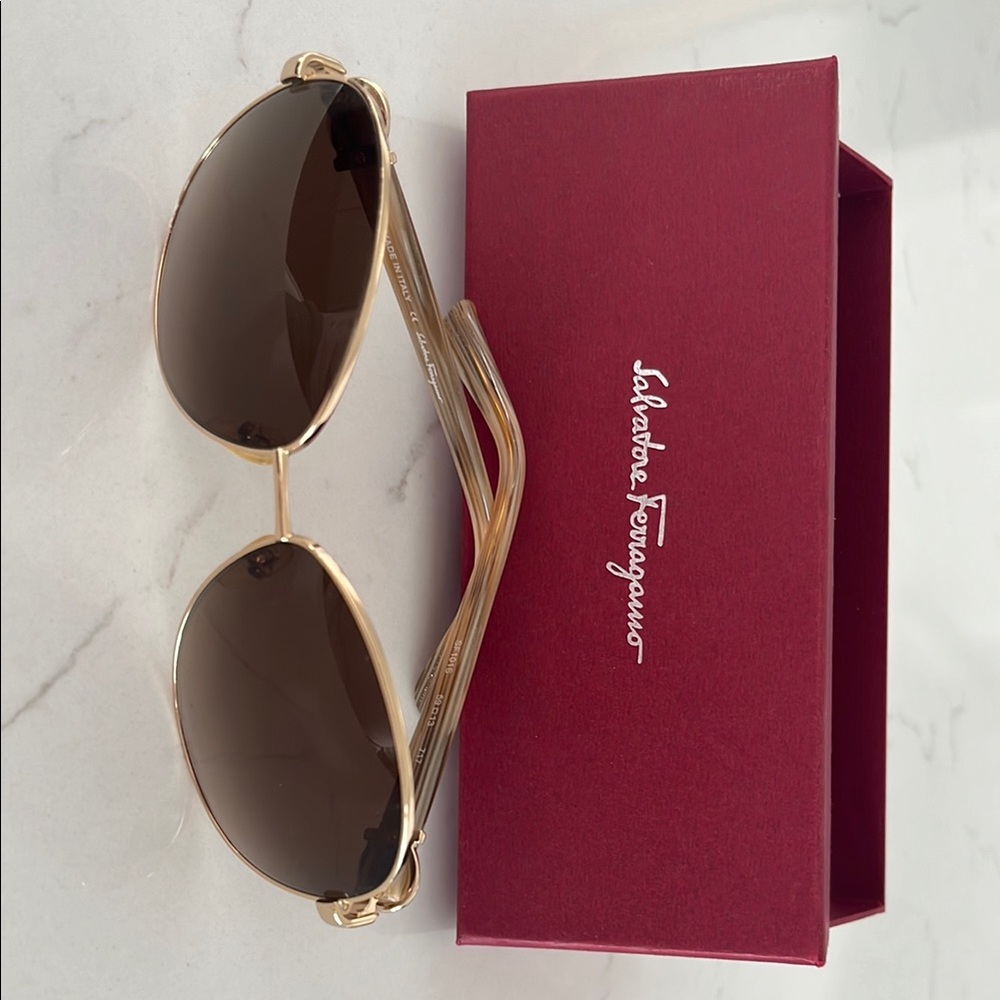 Elegant Gold Sunglasses with Dark Lenses